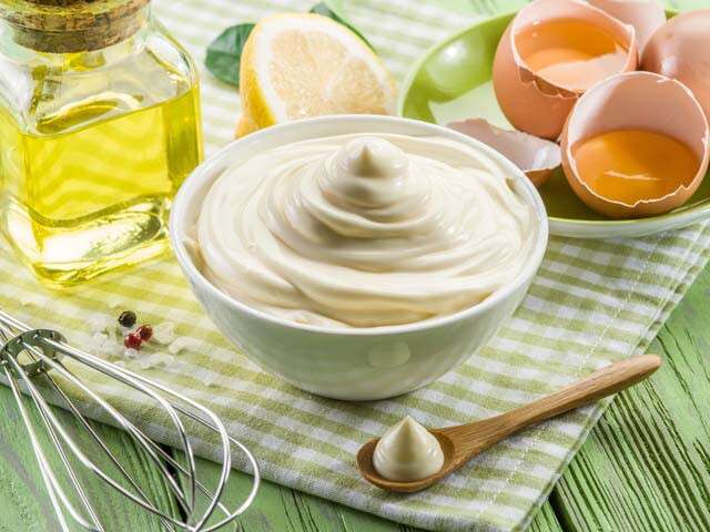 Cremas hidratantes de mayonesa y aceite de bebé para pieles secas